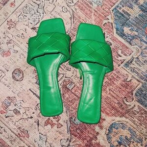 Beautiful, fun green sandals size 7 comfortable and basically new.💚